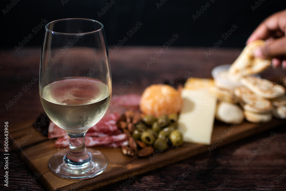 Naklejka premium glass of wine and cheese