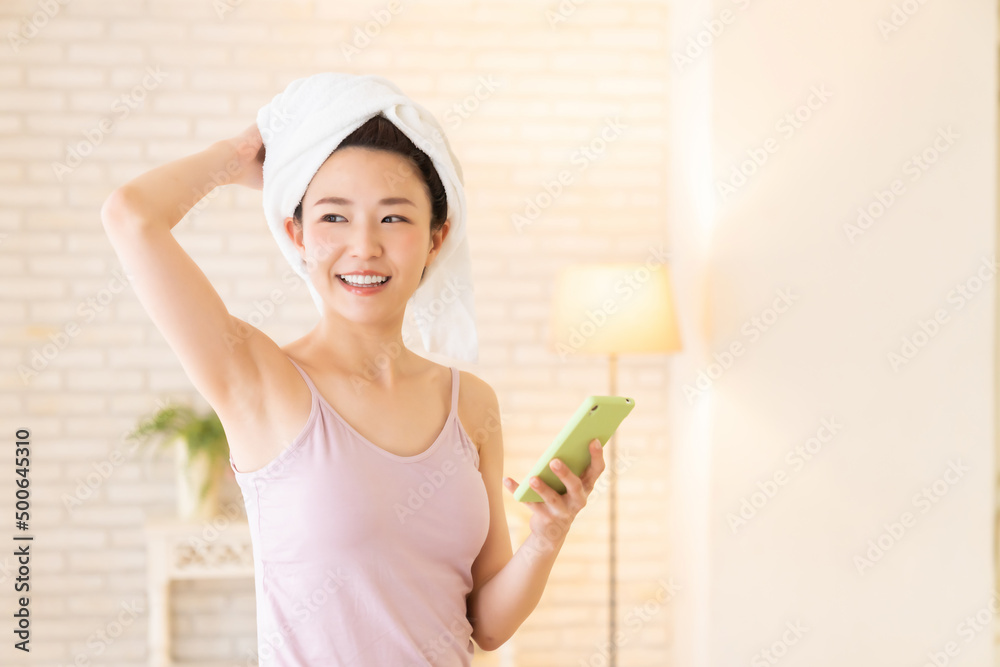 お風呂上がりの女性 スマホ お風呂上がりの女性 スマホ