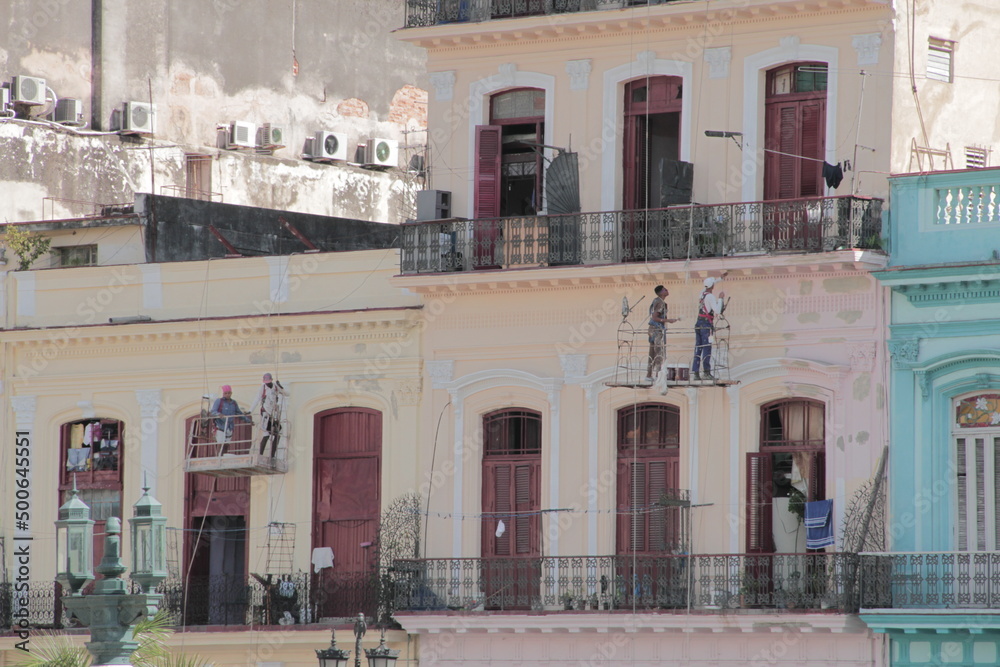 Reparación de casas en la Havana, Cuba.