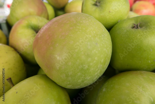 granny smith apples at a farmers market