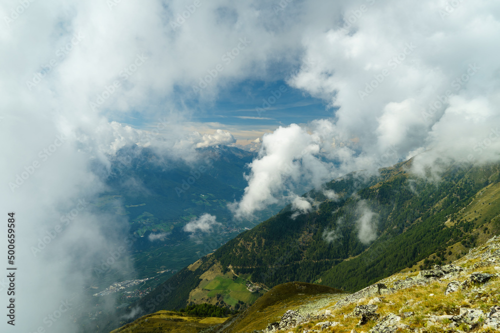 Aussicht von einem Berg auf Wolken und das Tal; Südtirol, Italien