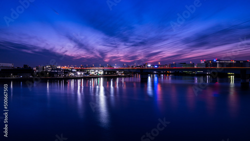 まだ空が赤い時間帯の運河の夜景 © 弘晃 池下