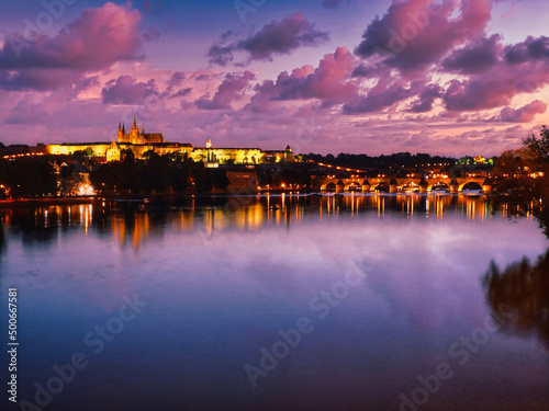 チェコ共和国プラハ城とカレル橋（マジックアワー） © Kenji