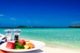 モルディブのリゾートホテルでの朝食デザート越しに眺めるエメラルドグリーンの海と水上コテージ