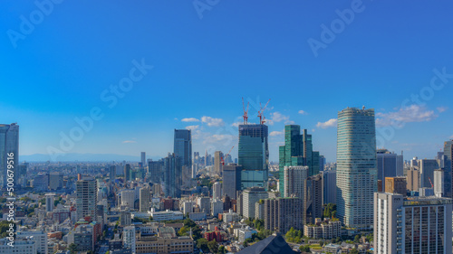 青空と建物の都市風景素材 ビジネスイメージ 日本 東京都六本木 眺望 超高層ビル群