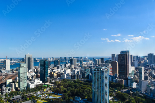 青空と建物の都市風景素材 ビジネスイメージ 日本 東京都六本木 眺望 超高層ビル群
