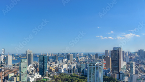 青空と建物の都市風景素材　ビジネスイメージ　日本　東京都六本木　眺望　超高層ビル群 © kiranao