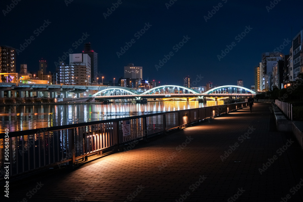 Fototapeta premium 東京都 夜の隅田川テラスとライトアップされた厩橋
