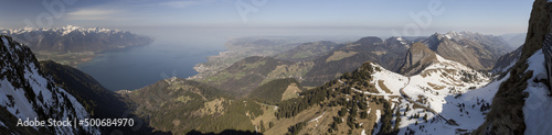 Panorama sur le lac Léman depuis les sommets des alpes (rochers de Naye) photo