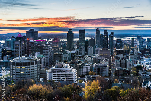 Sunrise over the skyline of Montreal, watched from the Kondiaronk Belvedere in Mont Royal Park. © Pernelle Voyage