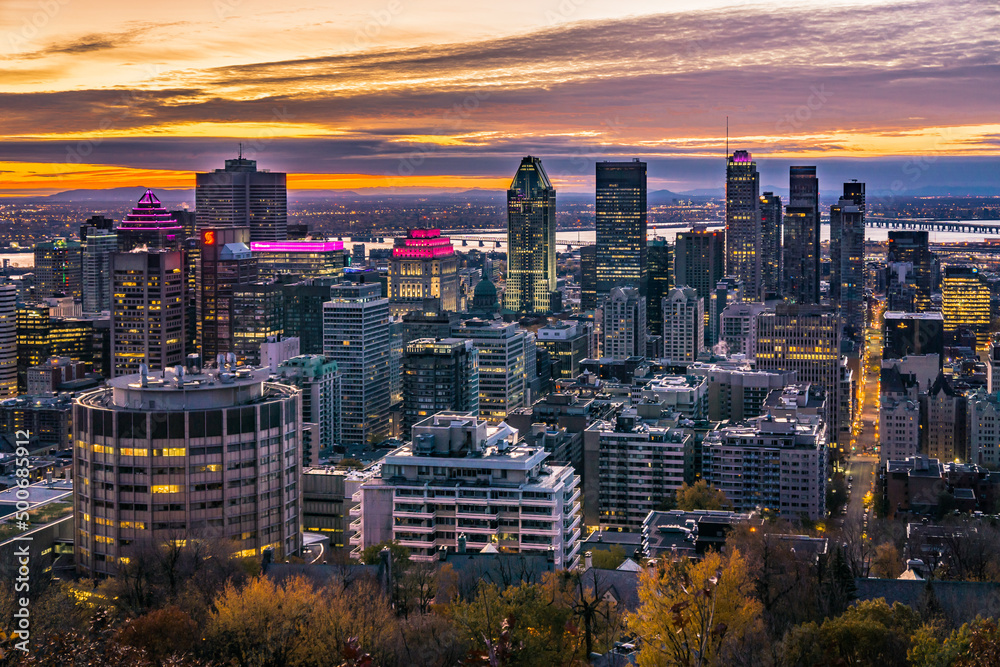 Fototapeta premium Sunrise over the skyline of Montreal, watched from the Kondiaronk Belvedere in Mont Royal Park.