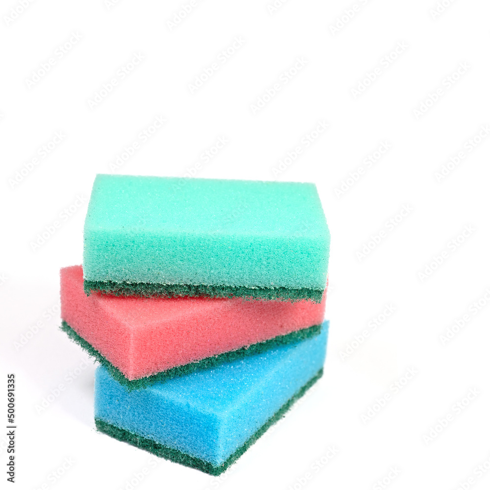 Bunte Spülschwämme vor weißem Hintergrund Bunte Spülschwämme vor weißem Hintergrund