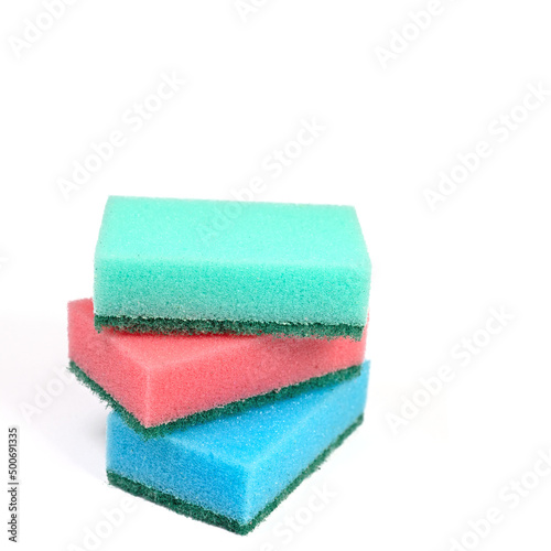 Bunte Spülschwämme vor weißem Hintergrund