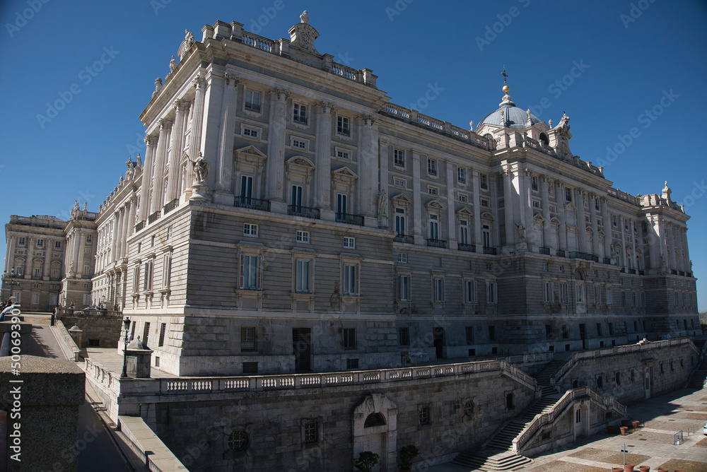 Walk through Madrid, undoubtedly one of the most impressive cities in the world