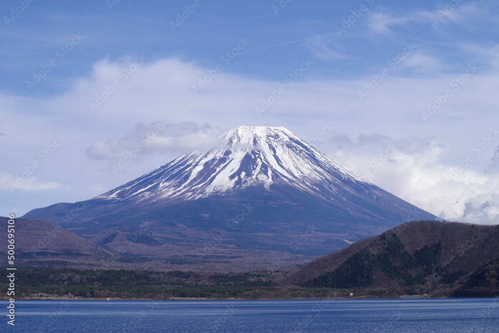 雪が残る富士山