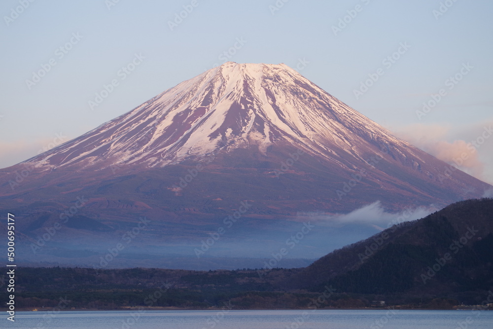雪が残る富士山