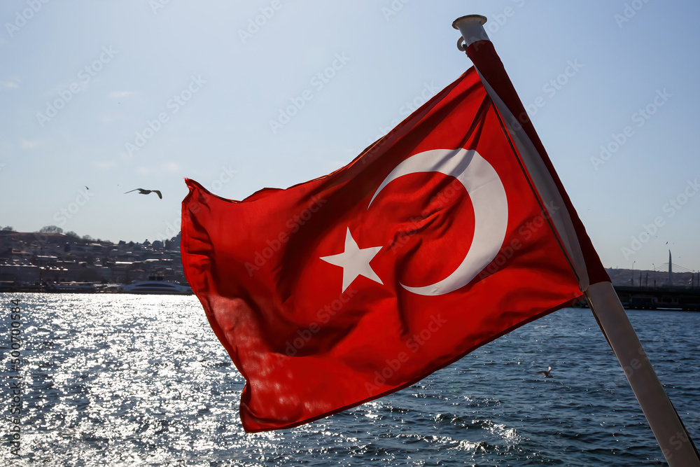 Φωτογραφία Waving Turkey flag and Istanbul view from water - travel background