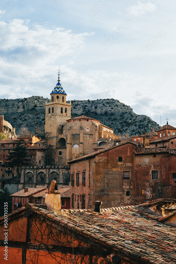 Albarracín, un pequeño pueblo medieval bañado por el río Guadalaviar entre Cataluña y Aragón. Es considerado uno de los pueblos más bonitos de España.