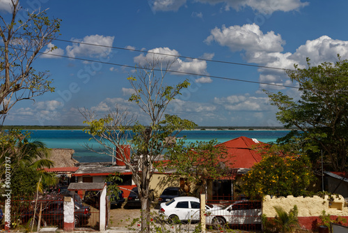 Laguna Bacalar (QR) w Meksyku. Wspaniałe miejsce na kąpiele i sporty wodne.