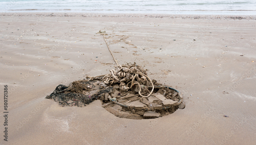 Obraz premium Old fishing net abandoned on the beach. Brussa, Italy.