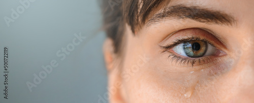 Fotografi beauty girl cry on black background.