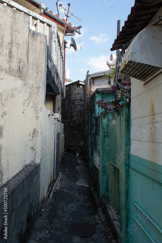 古びた街の路地裏の細い通り © Ta-c