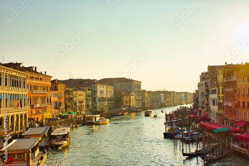 晴れた日のベネチアの運河と建物