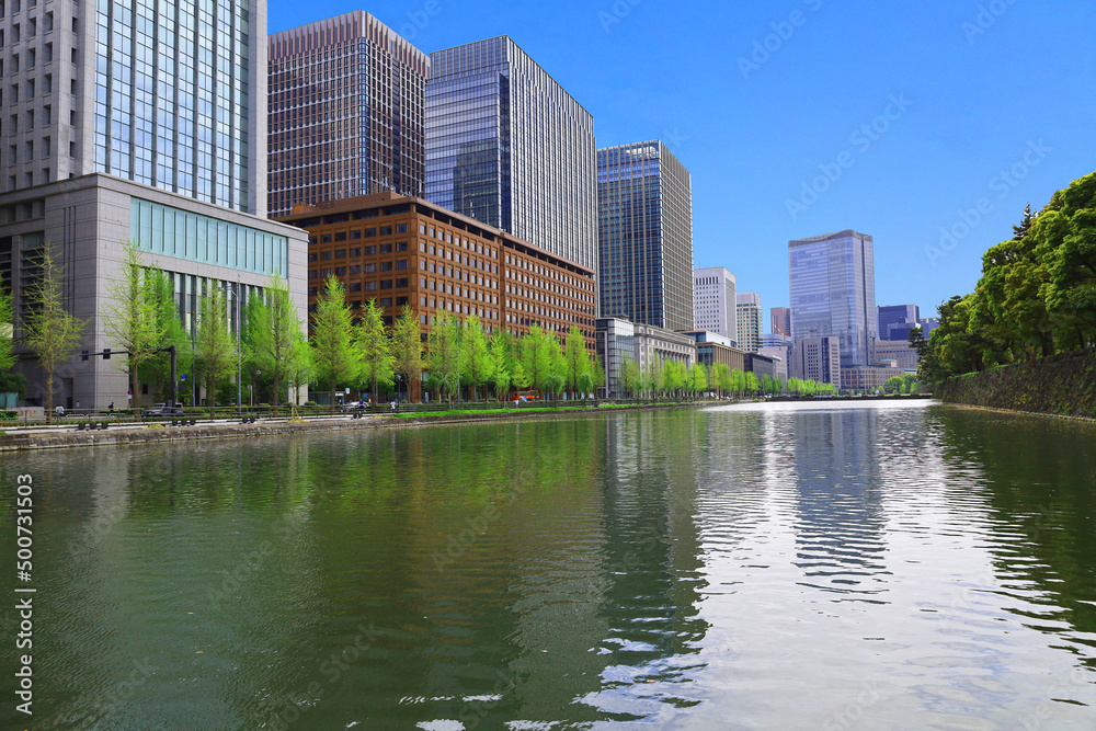 Fototapeta premium 東京駅・日比谷通りのビルと歩道、お堀（馬場先壕）の風景