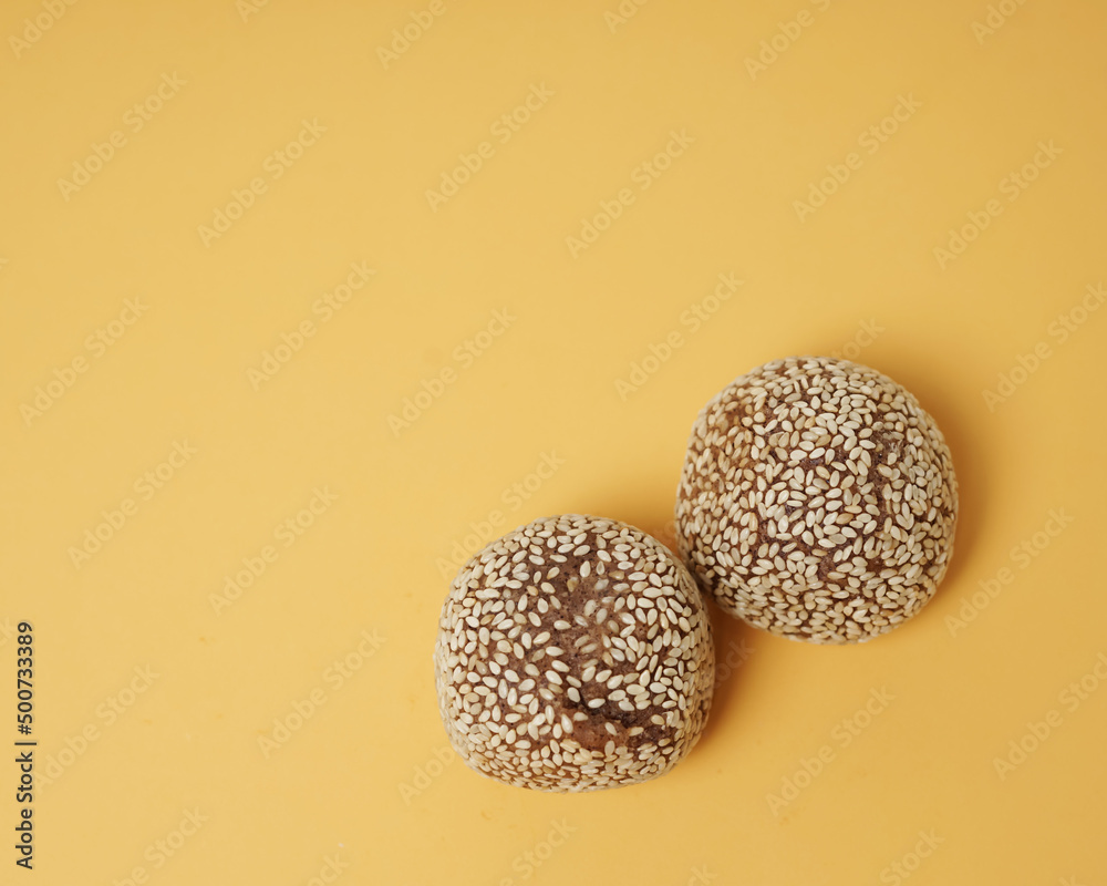 Popular Indonesian snacks that are loved by all groups from children to even adults. Onde-Onde is a typical Indonesian food made from glutinous rice flour with peanut paste, wrapped in sesame seeds. Popular Indonesian snacks that are loved by all groups from children to even adults. Onde-Onde is a typical Indonesian food made from glutinous rice flour with peanut paste, wrapped in sesame seeds.