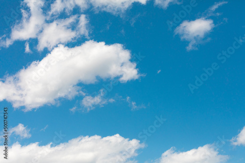 cielo azzurro sereno con nuvole bianche in primavera