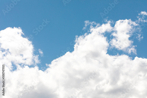 cielo azzurro sereno con nuvole bianche in primavera
