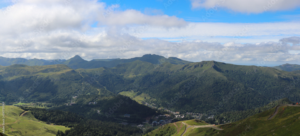 Auvergne - Cantal - Panorama sur le Puy Mary, le Puy Peyre-Arse, Le Puy de Bataillouse, la Vallée de la Cère et le Lioran