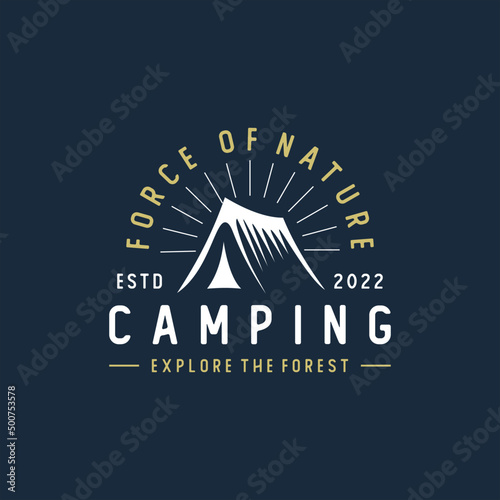 Foto Vintage camping and outdoor adventure emblems, logos and badges.