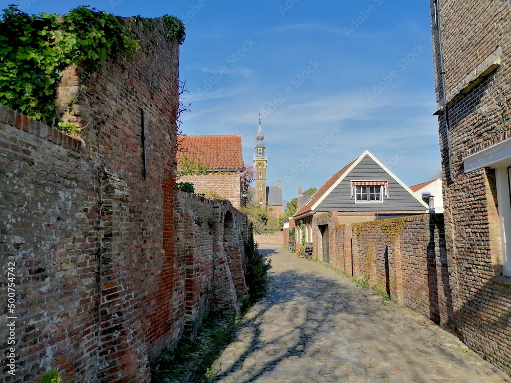 Straße in dem historischen Städtchen Veere, Niederlande Straße in dem historischen Städtchen Veere, Niederlande
