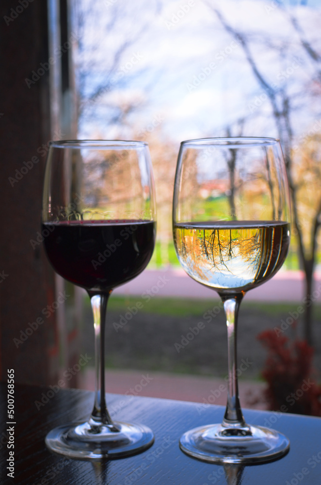 White and red wine with reflection