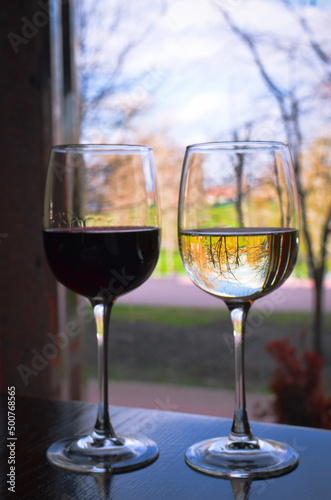 White and red wine with reflection