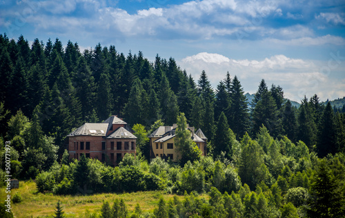 two houses on the hill in the Ukrainian Carpathians © Petro Teslenko