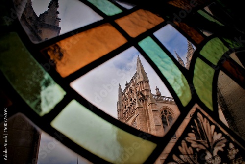 Vista de una torre de la Catedral de Burgos a través de una vidriera