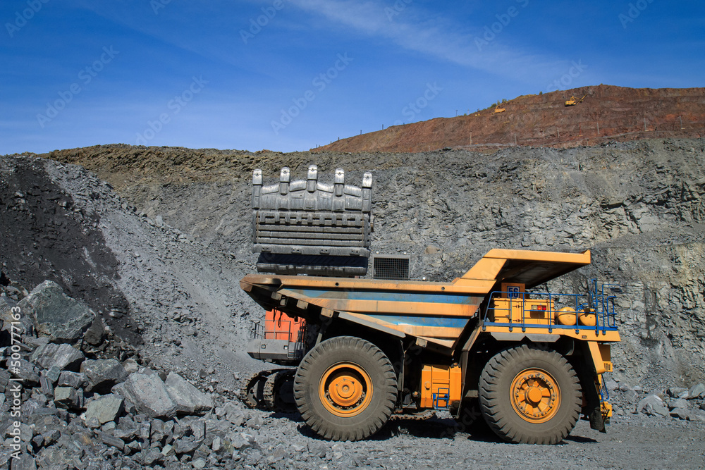 Obraz premium Extraction of iron ore in quarry Southern Mining Processing Plant.