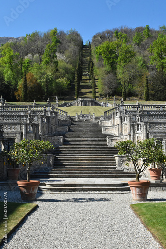 GIARDINO DI VILLA CON SCALINATA