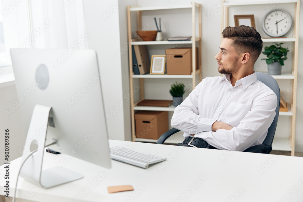 Naklejka premium handsome businessman in a white shirt at the office work executive