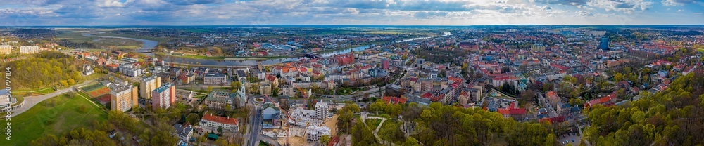 Szeroka panorama z lotu ptaka miasta Gorzów Wielkopolski, centrum miasta wzdłuż rzeki Warta