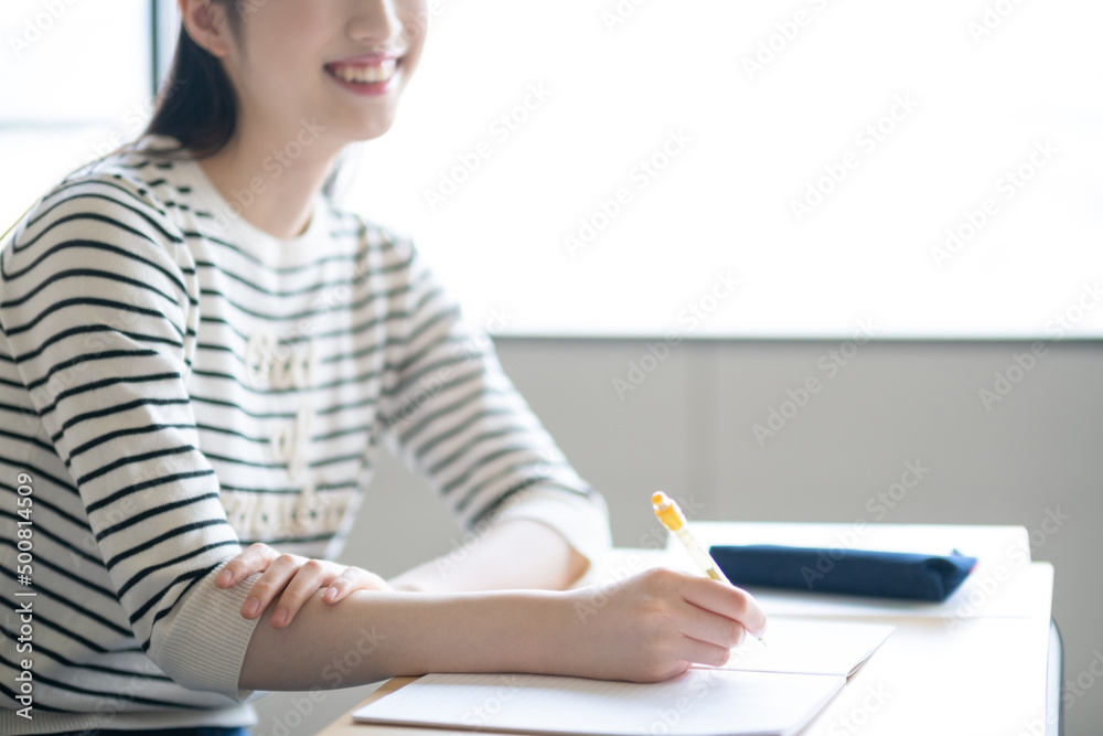 講義を受ける大学生 講義を受ける大学生
