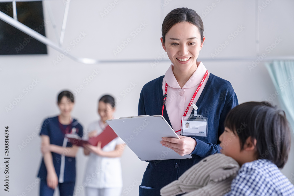 看護師と患者の男の子 看護師と患者の男の子