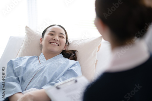 Foto 看護師と患者の女性