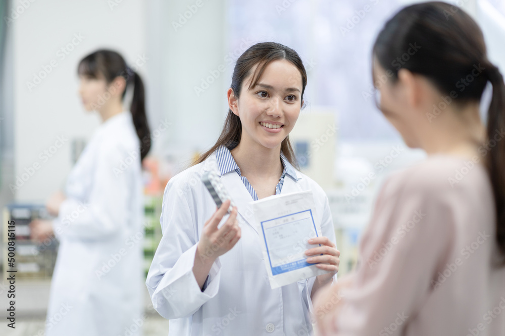 薬を渡す薬剤師 薬を渡す薬剤師