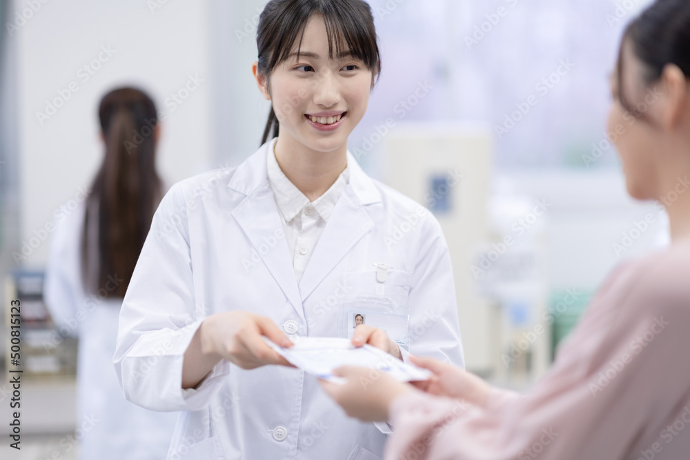 薬を渡す薬剤師 薬を渡す薬剤師