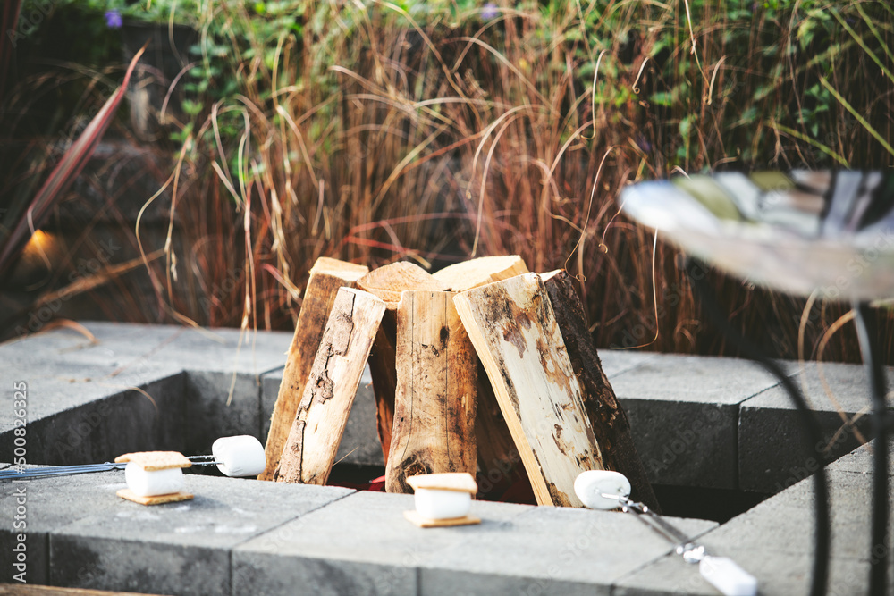 A view of a modern fire pit in an urban area.  - obrazy, fototapety, plakaty 
