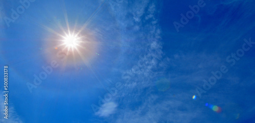 青空と白い雲と太陽の光条