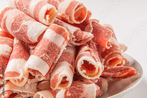 얇게 썰어 먹기 편리한 고기